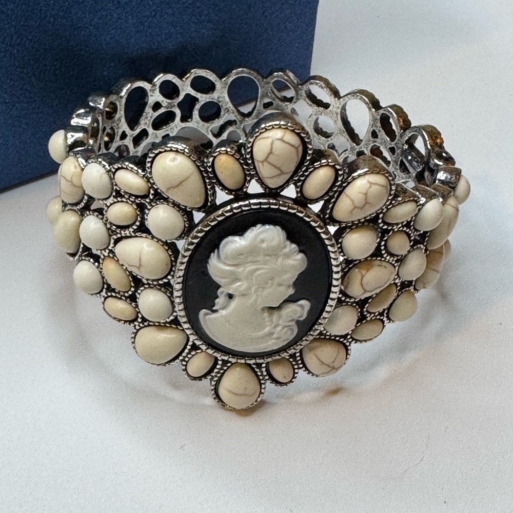 Incredible White Howlite Cameo 10.00 ctw Cuff Bracelet in silver-tone (7.50 In)